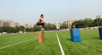 Tiger Shroff burns cake calories.