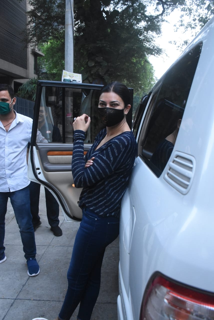 Mumbai: Actress Sushmita Sen and her boyfriend Rohman Shawl seen at Bandra in Mumbai on Nov 3, 2020. (Photo: IANS)
