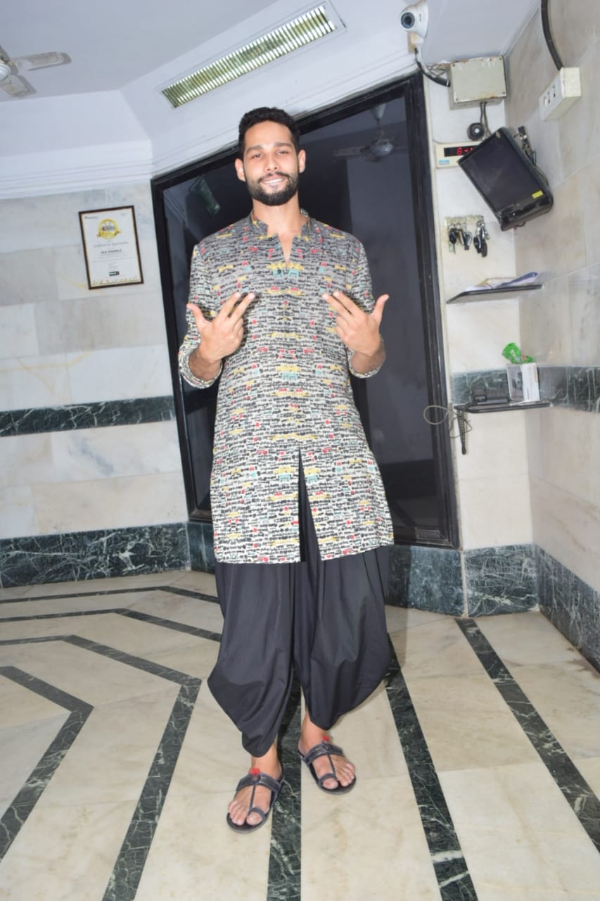 Mumbai: Actor Siddhant Chaturvedi seen at his residence in Mumbai's Juhu on Nov 13, 2020. (Photo: IANS)