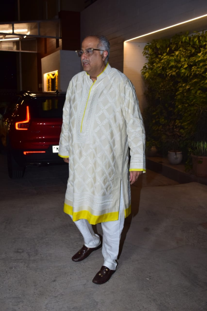 Mumbai: Janhvi And Khushi Kapoor at Boney Kapoor's Office in Mumbai's Andheri on November 14, 2020. (Photo: IANS)