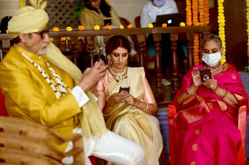 Big B shoots with wife Jaya, daughter Shweta