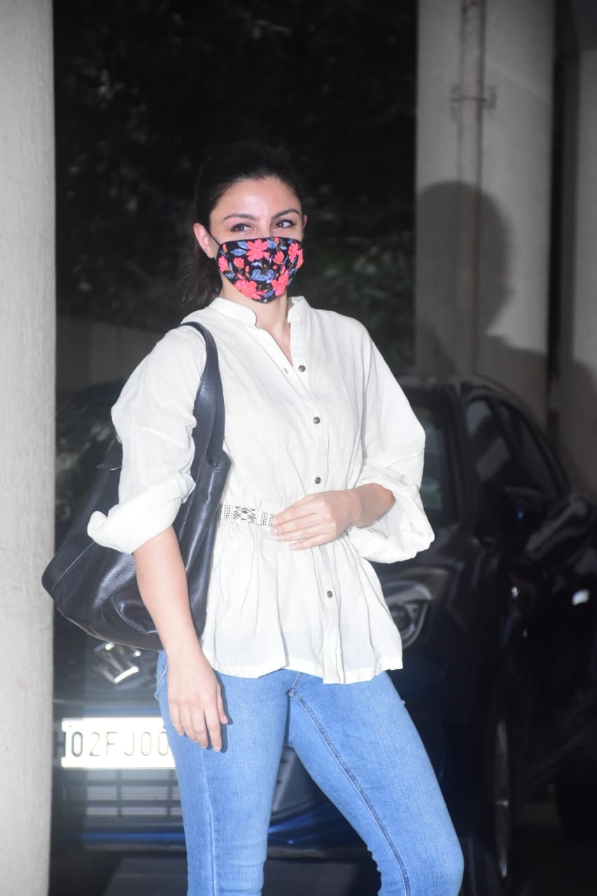 Mumbai: Actress Soha Ali Khan seen at the residence of veteran actress Babita, in Mumbai's Bandra on Dec 16, 2020. (Photo: IANS)