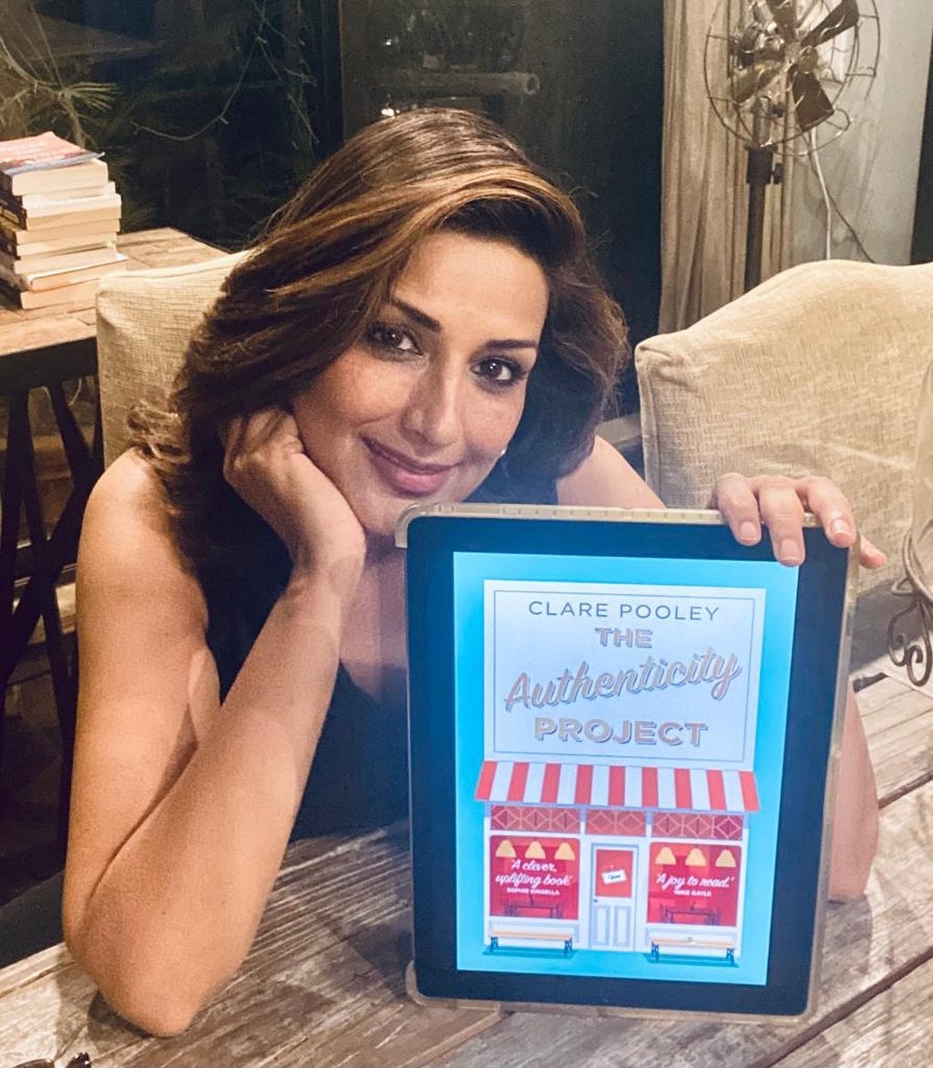 Sonali Bendre starts the new year reading a new book.(photo:Instagram)