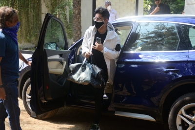 Mumbai:  Fashion Designer Manish Malhotra Arrived At Bollywood Actor VArun Dhawan
