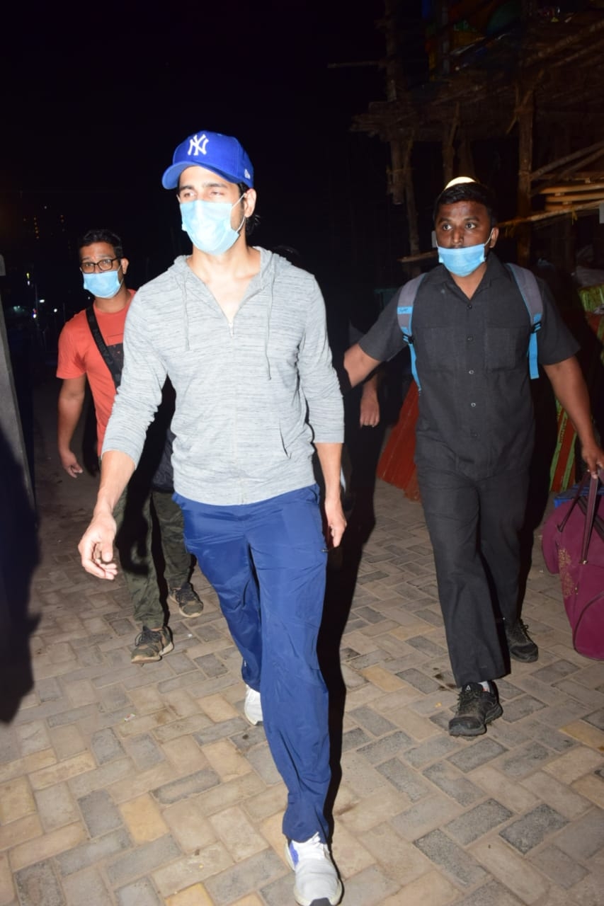 Mumbai: Sidharth Malhotra Spotted Versova Jetty on 23 jan 2021. (Photo: IANS)
