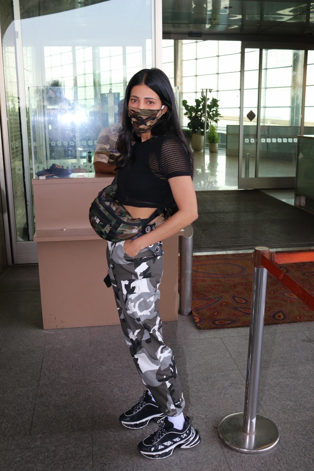 Mumbai: Shruti Haasan With boyfriend Santanu Hazarika seen at Airport Friday, 29 January 2021.(Ians:photo)