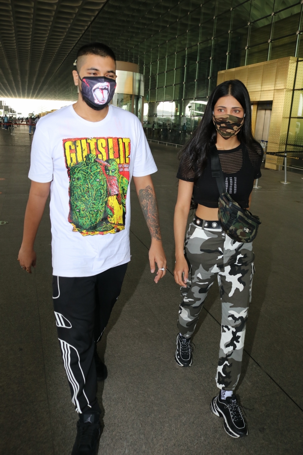 Mumbai: Shruti Haasan With boyfriend Santanu Hazarika seen at Airport Friday, 29 January 2021.(Ians:photo)