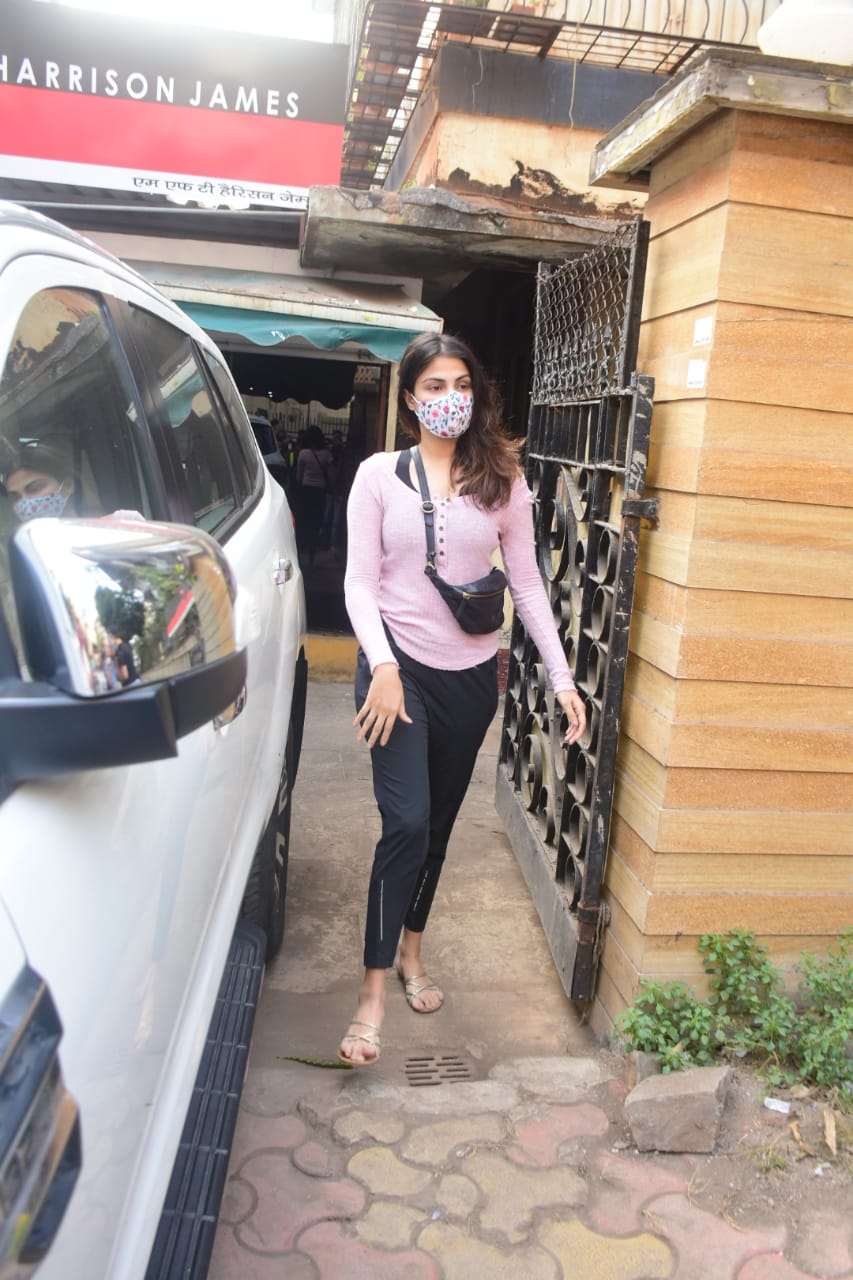 Mumbai: Rhea Chakraborty Shobhit Chakraborty spotted at gym Khar on Monday, 1st February 2021.(Photo: IANS/Sanjay Tiwari)