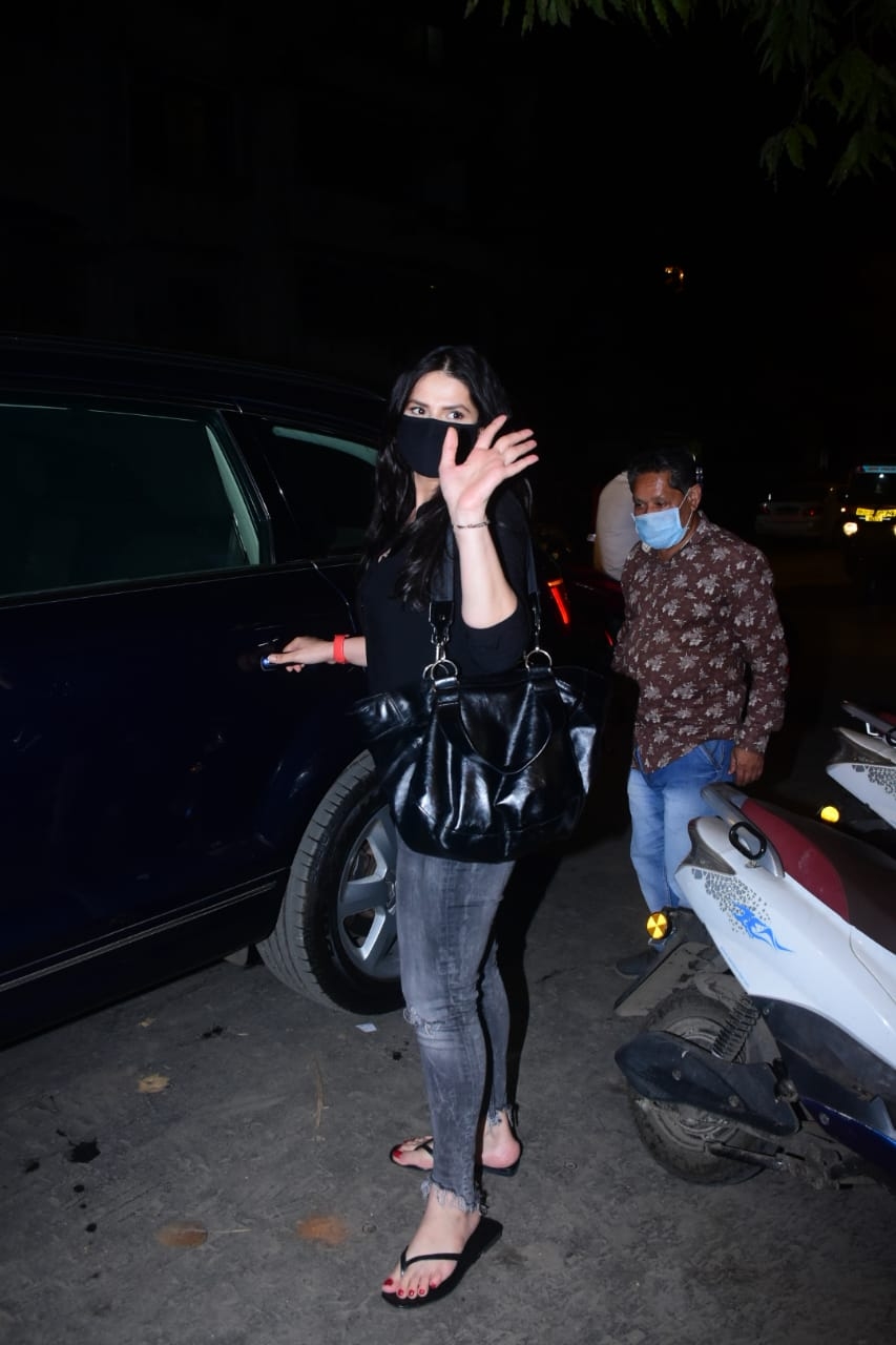 Mumbai: Zareen Khan Spotted at Bandra on Tuesday , 2nd February 2021.(Photo: IANS/Sanjay Tiwari)