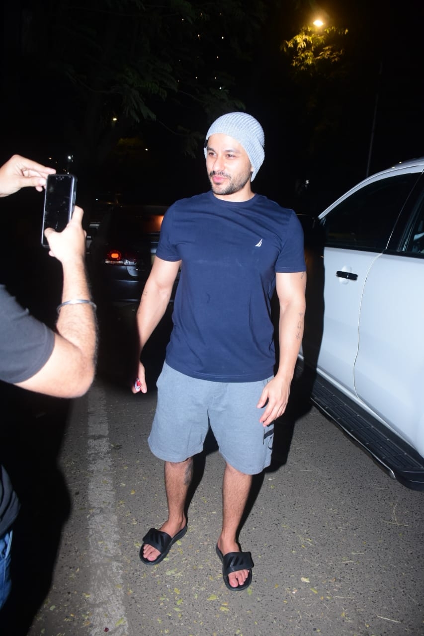 Mumbai: Kunal Khemu and Soha AliKhan Spotted at Kareena Kapoor's House in Bandra on Tuesday , 2nd February 2021.(Photo: IANS/Sanjay Tiwari)