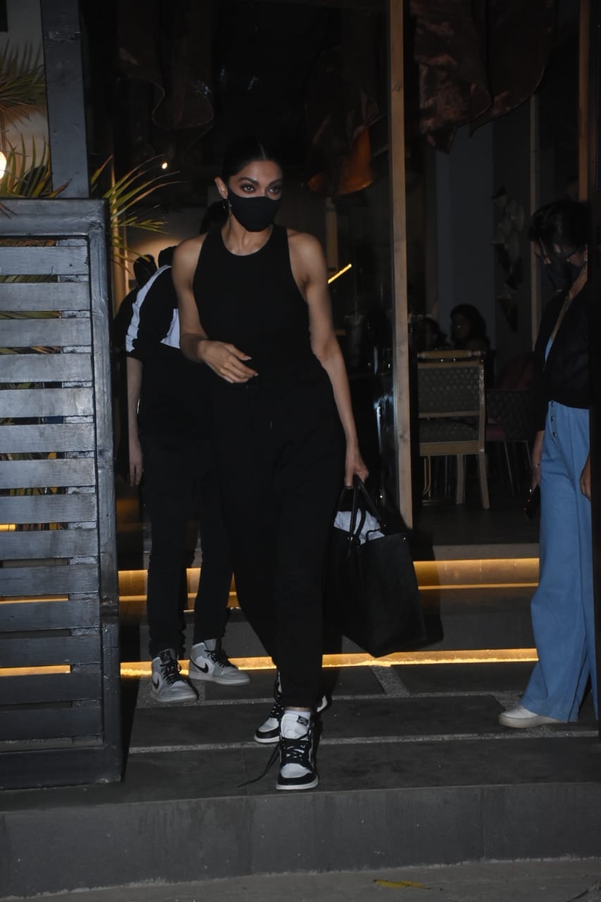 Mumbai: Deepika Padukone Spotted Mizu Restaurant in Bandra 11th February 2021. (Photo: IANS)