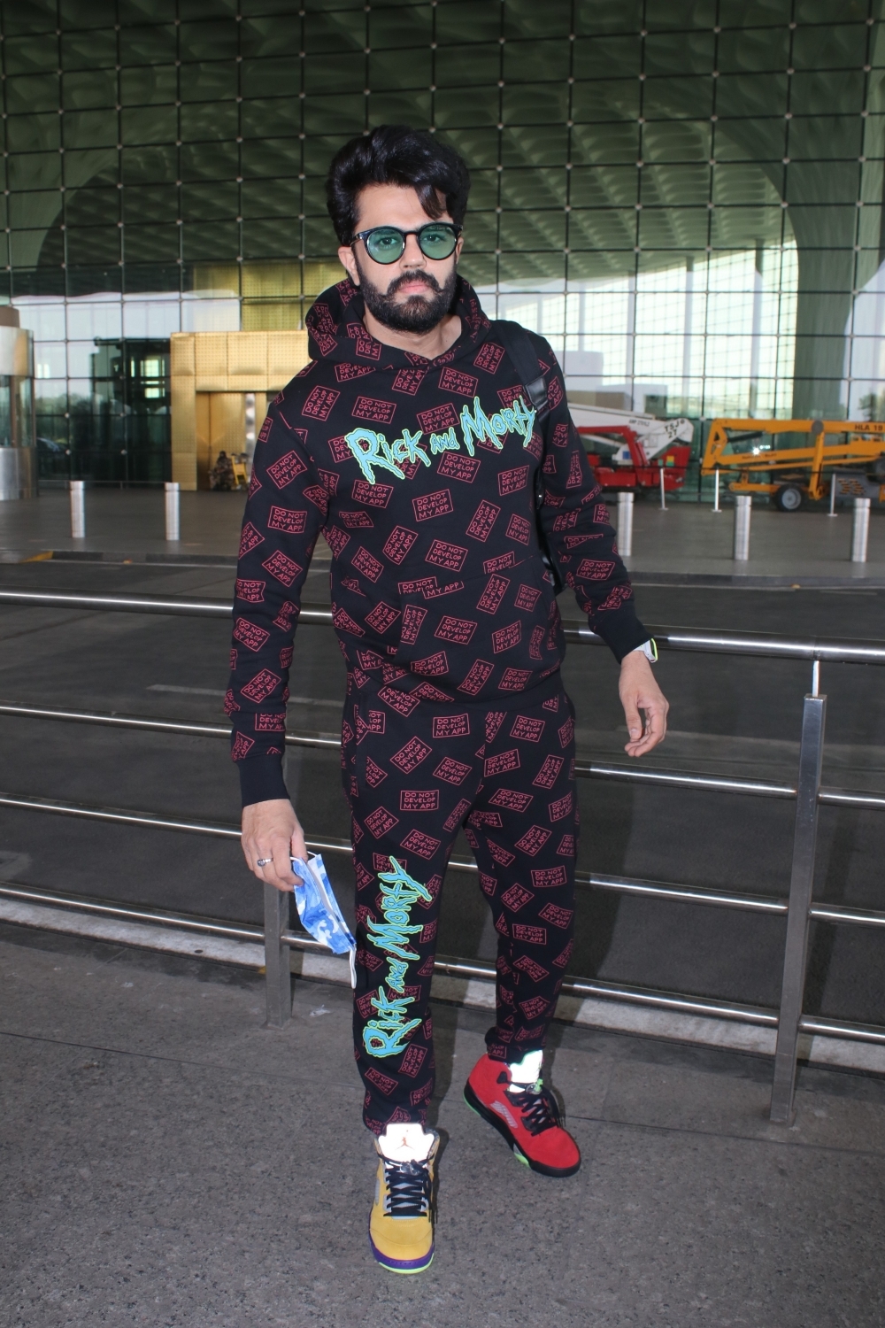 Mumbai: Manish Paul Spotted at Airport Departure on Tuesday 23nd February 2021. (Photo: IANS)