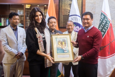 Varun Dhawan, Kriti Sanon meet Arunachal CM.(photo:Twitter)