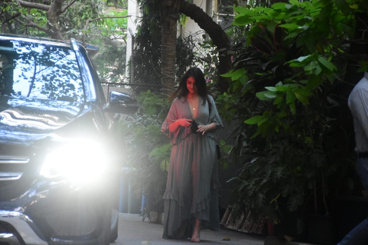 Mumbai: Ileana D'Cruz spotted outside maddock office at santacruz on Thursday 04th March, 2021. (Photo: IANS)