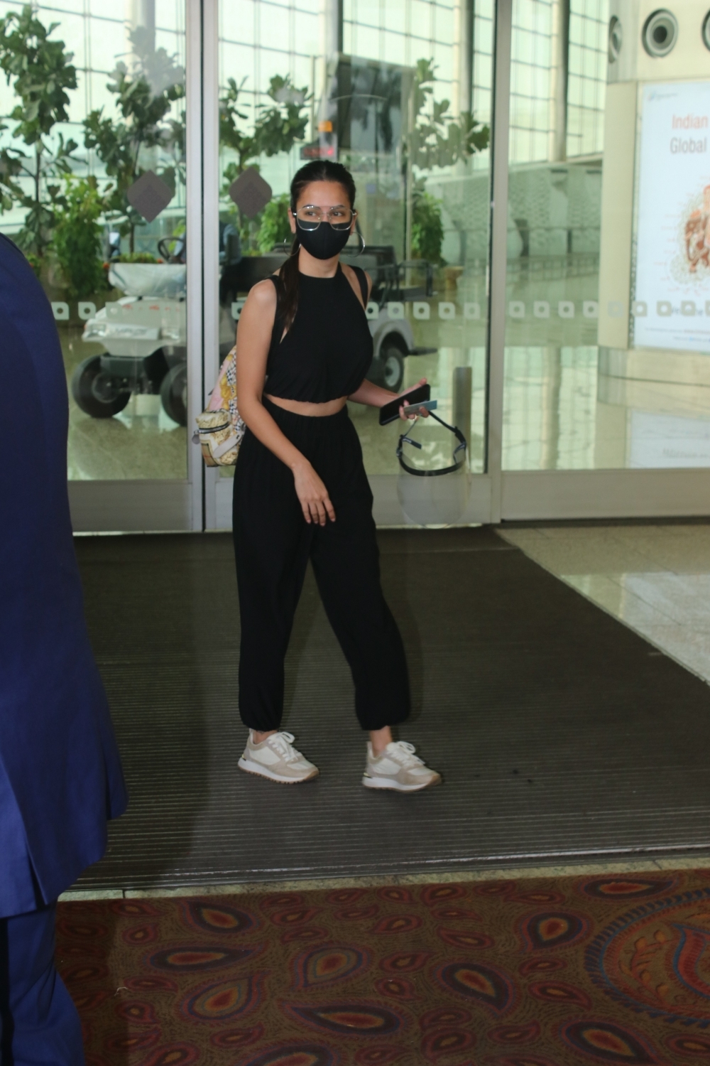 Mumbai: Kriti Kharbanda Spotted at Airport Departure on Wednesday 17th March, 2021. (Photo: IANS)