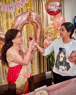 Shreya Ghoshal wishes mom on b