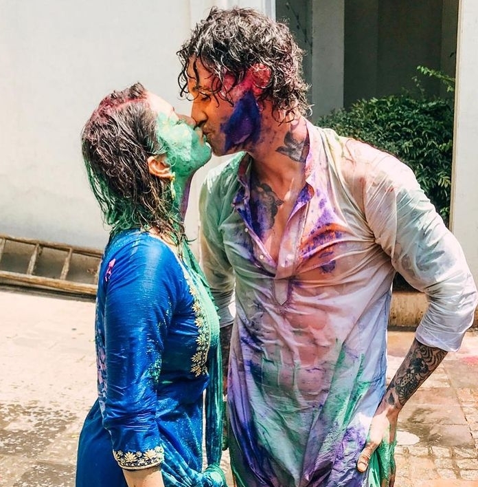 Sunny Leone's Holi kiss with hubby.(photo:Instagram)