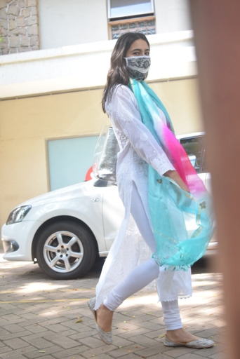 Mumbai: Sara ali khan SPOTTED aT gym khar On Tuesday 31th March, 2021. (Photo: IANS)