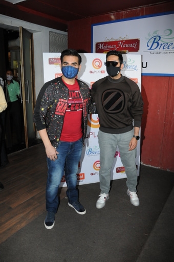 Mumbai: Arbaaz Khan & Ayushmann Khurrana Spotted Breeze Outside at Juhu On Sunday 04th April, 2021. (Photo: IANS)