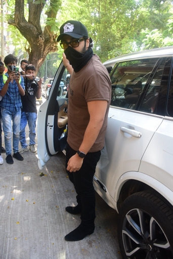 Mumbai: Arjun Kapoor & Malaika Arora spotted at Malaika Arora mother house in Bandra On Sunday 04th April, 2021. (Photo: IANS)