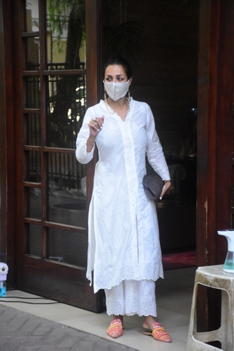Mumbai: Malaika Arora spotted at her house in Bandra On Tuesday 06th April, 2021. (Photo: IANS)