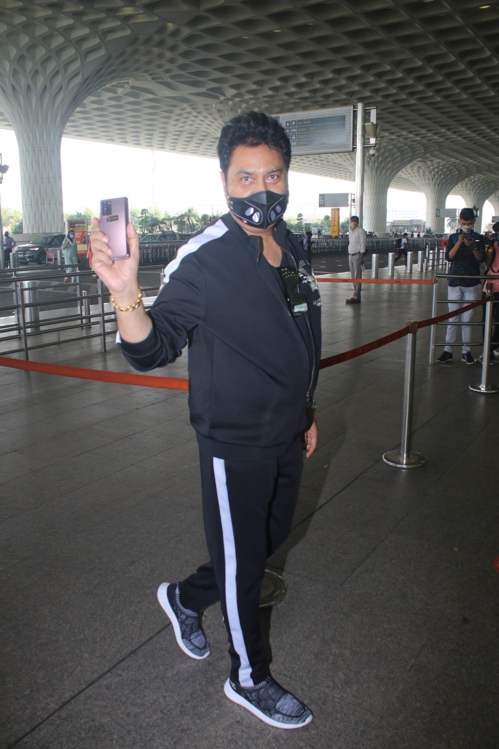 Kumar Sanu spotted at airport departure on 14 April,2021.(Photo: Sanjay Tiwari/IANS)