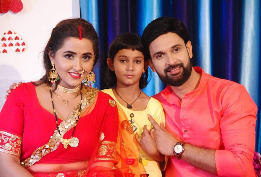 Kajal Raghwani hands over Jai Yadav to Khesarilal Yadav, photo goes viral.