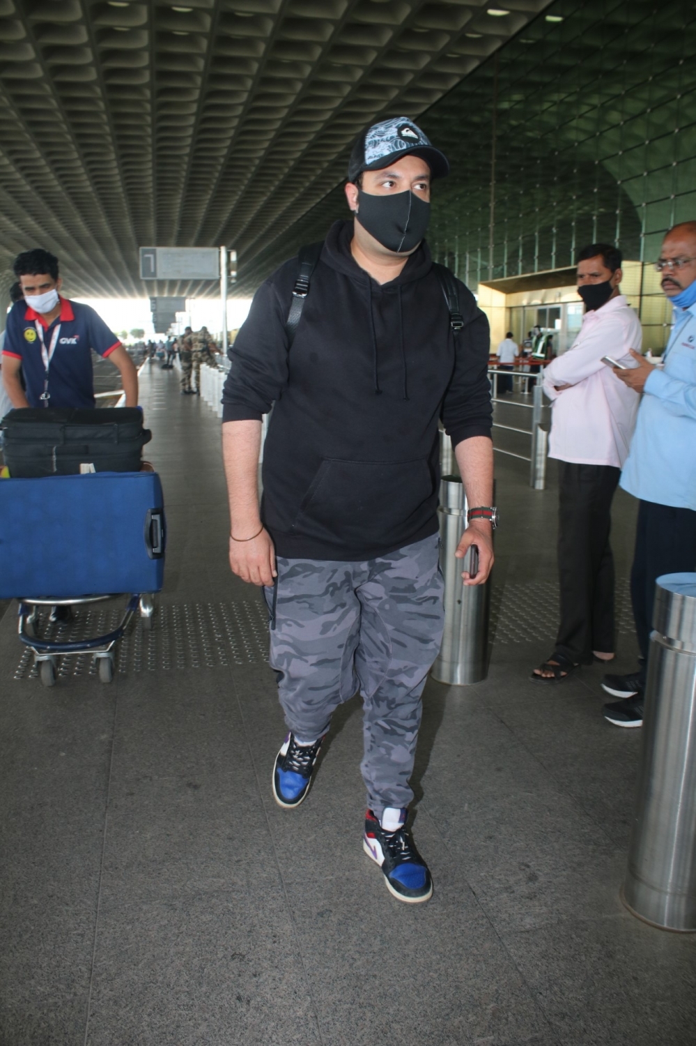Mumbai: Varun Sharma Spotted at Airport Departure On Thursday, 22 April, 2021.(Photo: Sanjay Tiwari/IANS)