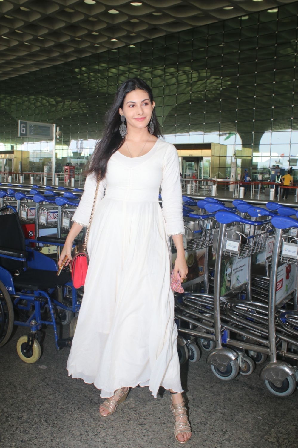 Mumbai: Amyra Dastur Spotted at Airport Departure in Mumbai on Monday, 26 April, 2021. (Photo: Sanjay Tiwari/IANS)