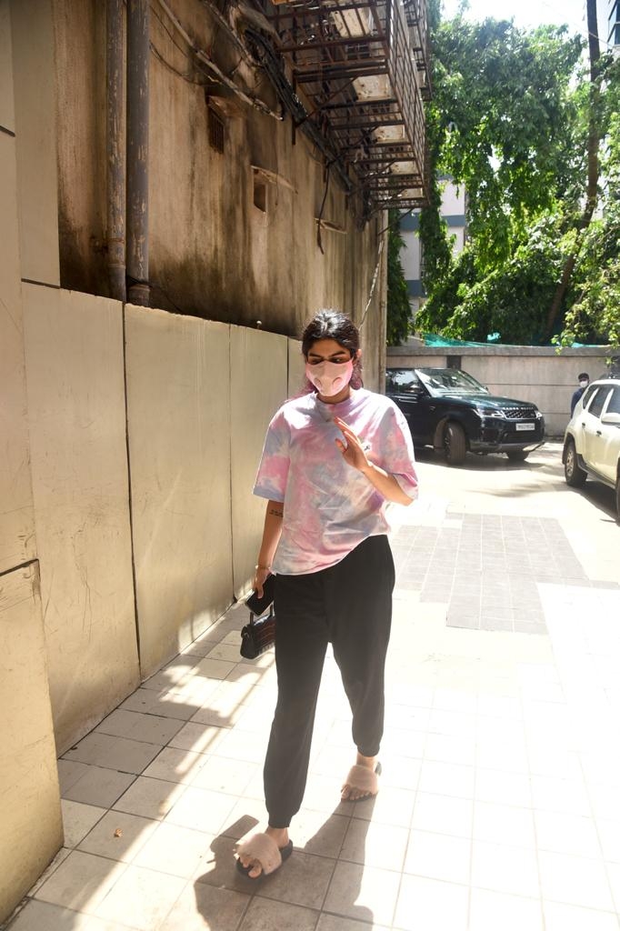 Mumbai: Khushi Kapoor Spotted at Clinic In Bandra On Wednesday, 19 may, 2021. (Photo: Sanjay Tiwari)