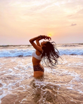 Janhvi Kapoor makes a splash with bikini pictures.(photo:instagram)