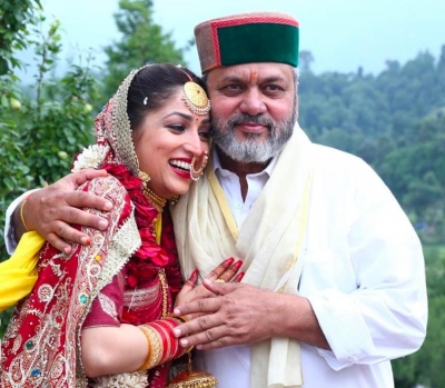 Bollywood celebs express love for dad on Fathers Day 2021.