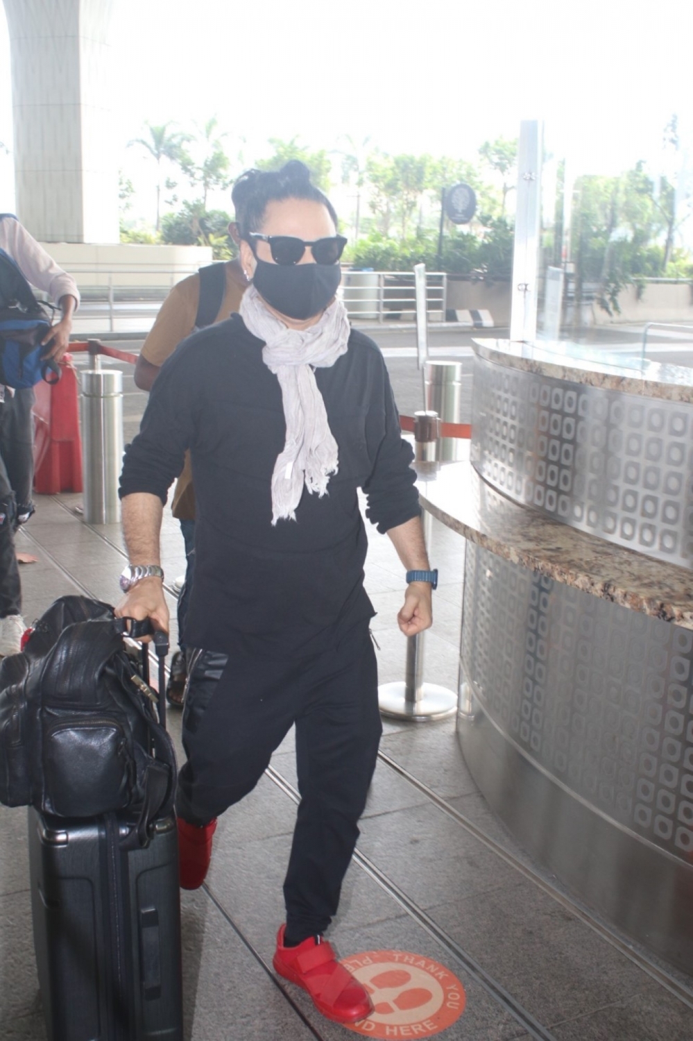 Mumbai: Kailash Kher Spotted at Airport Departure on Tuesday June 22, 2021.(Photo: Sanjay Tiwari/IANS)