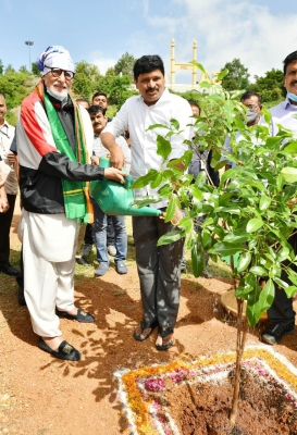 Amitabh Bacchan takes part in Green India Challenge.