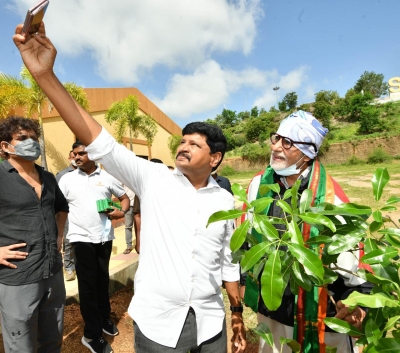 Amitabh Bacchan takes part in Green India Challenge.