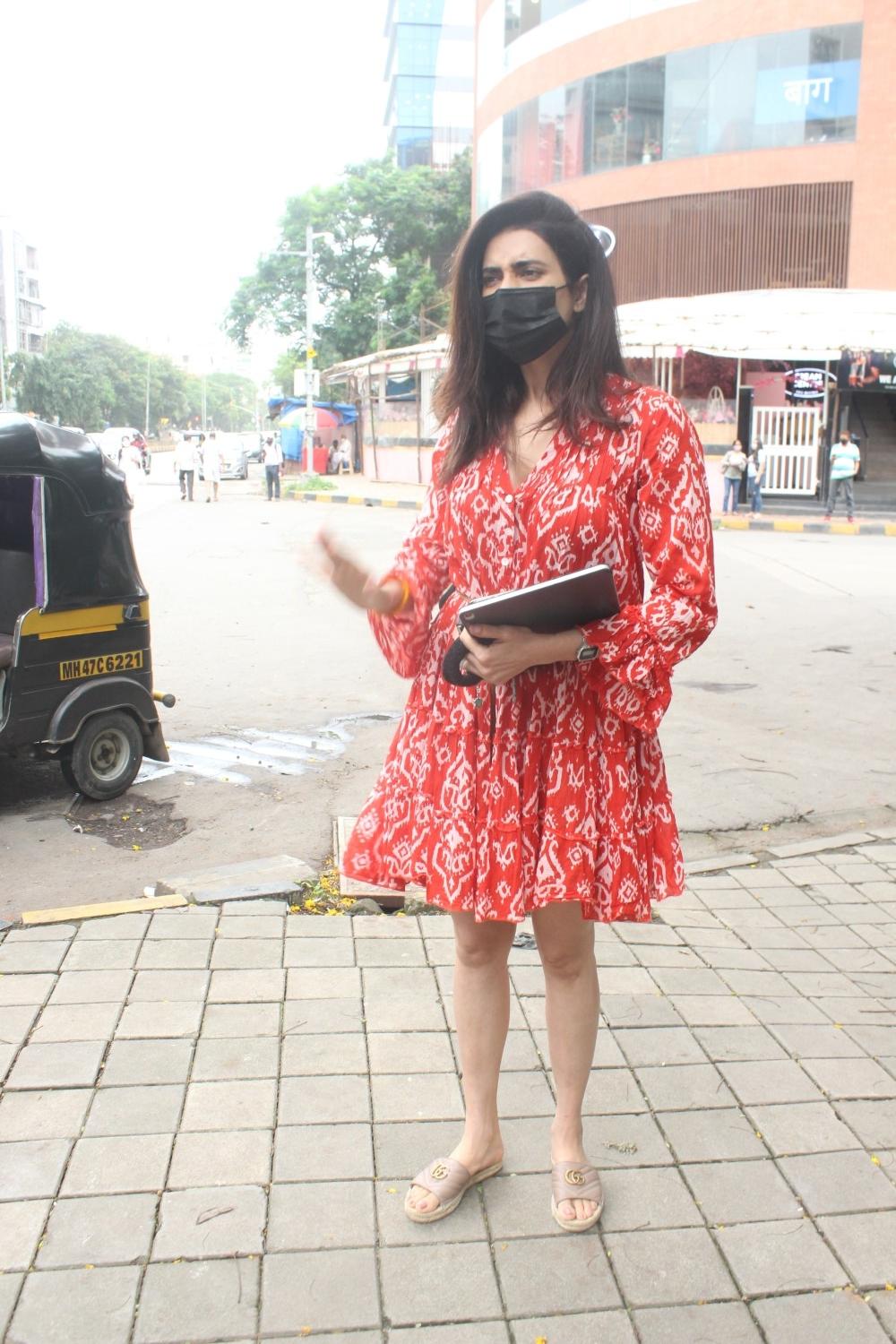 Mumbai: Indian actress Karishma Tanna Snapped at Kromakay Salon Juhu on Thursday July 29, 2021.(Photo: Sanjay Tiwari/IANS)