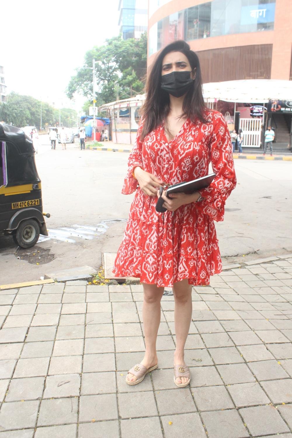 Mumbai: Indian actress Karishma Tanna Snapped at Kromakay Salon Juhu on Thursday July 29, 2021.(Photo: Sanjay Tiwari/IANS)