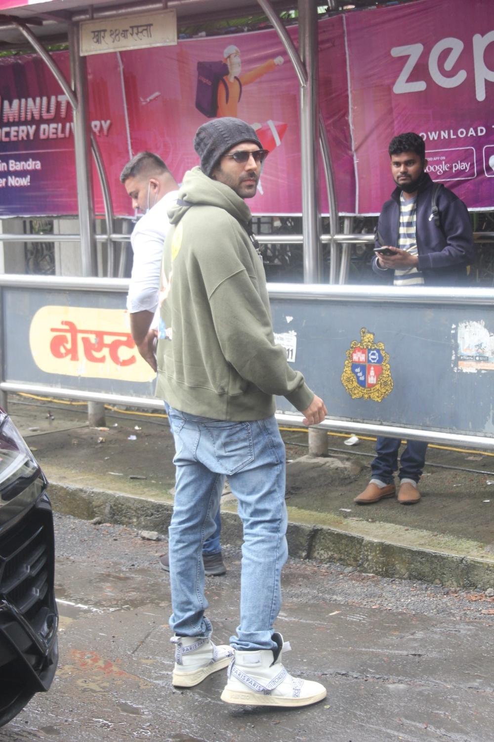 Mumbai: Kartik Aaryan Spotted at Bandra on Wednesday August 04, 2021.(Photo: Sanjay Tiwari/IANS)