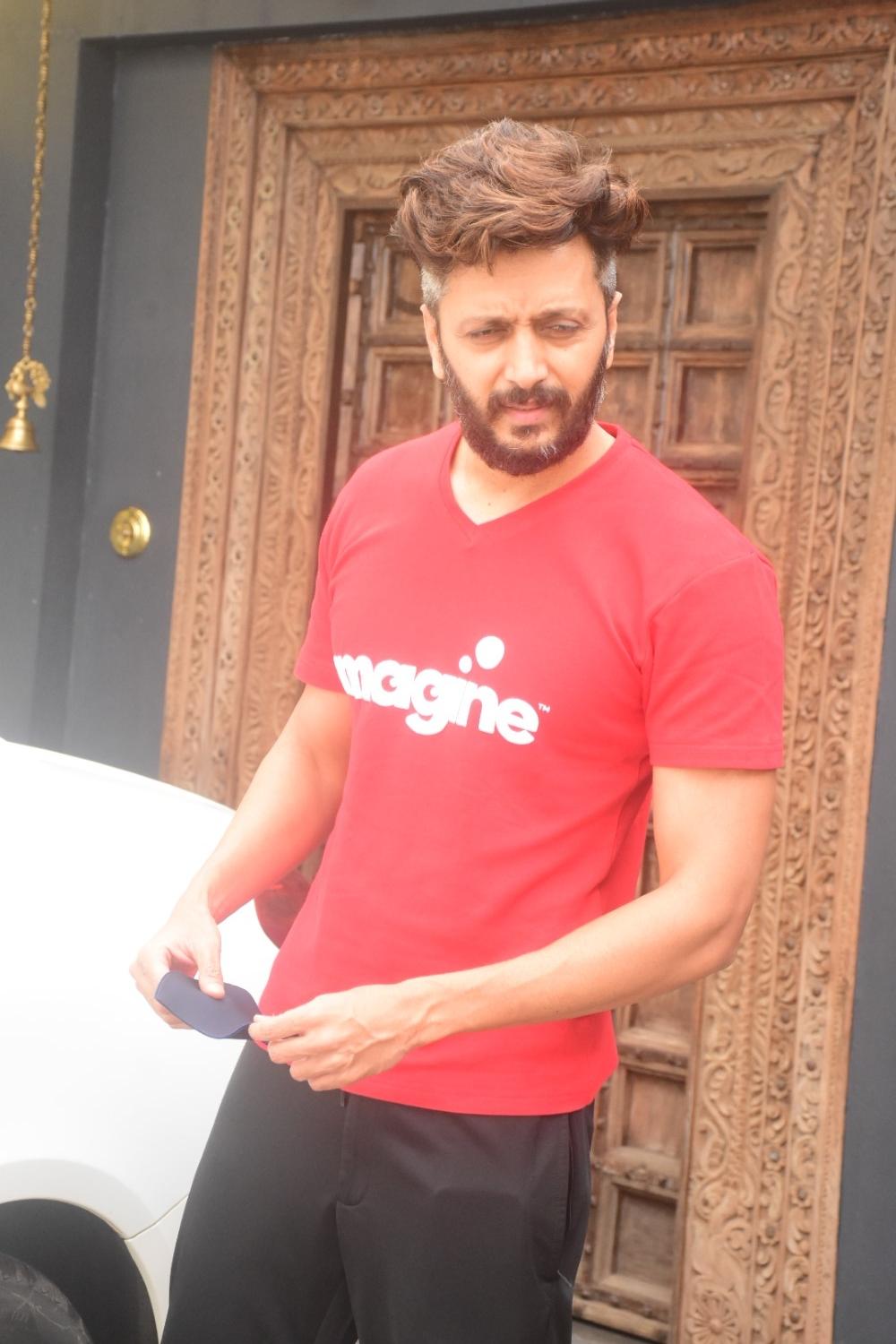 Mumbai: Ritesh Deshmukh Spotted at Bandra on Wednesday August 04, 2021.(Photo: Sanjay Tiwari/IANS)