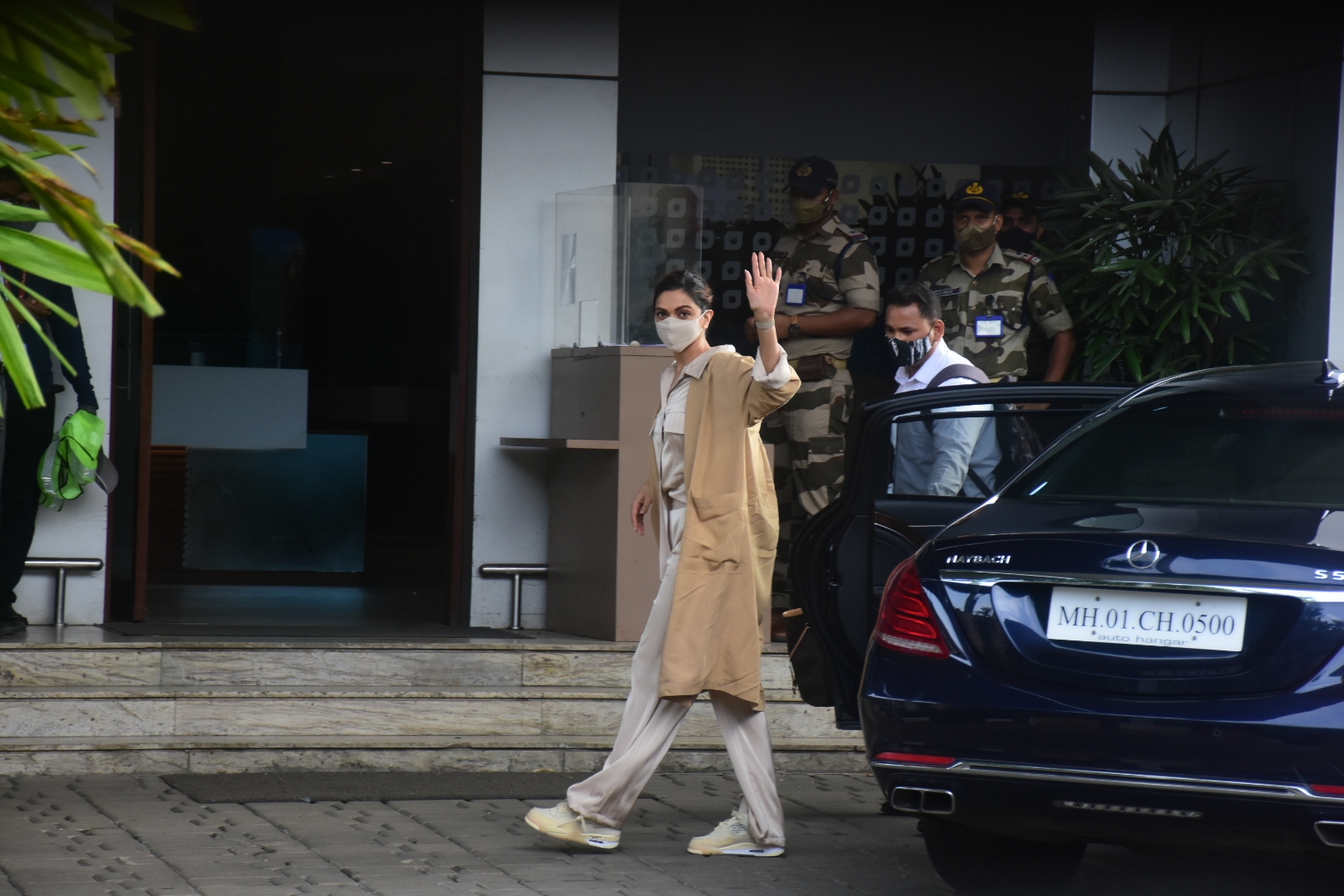 Mumbai: Deepika Padukone spotted Kalina airport on saturday August 07, 2021.(Photo: Sanjay Tiwari/IANS)