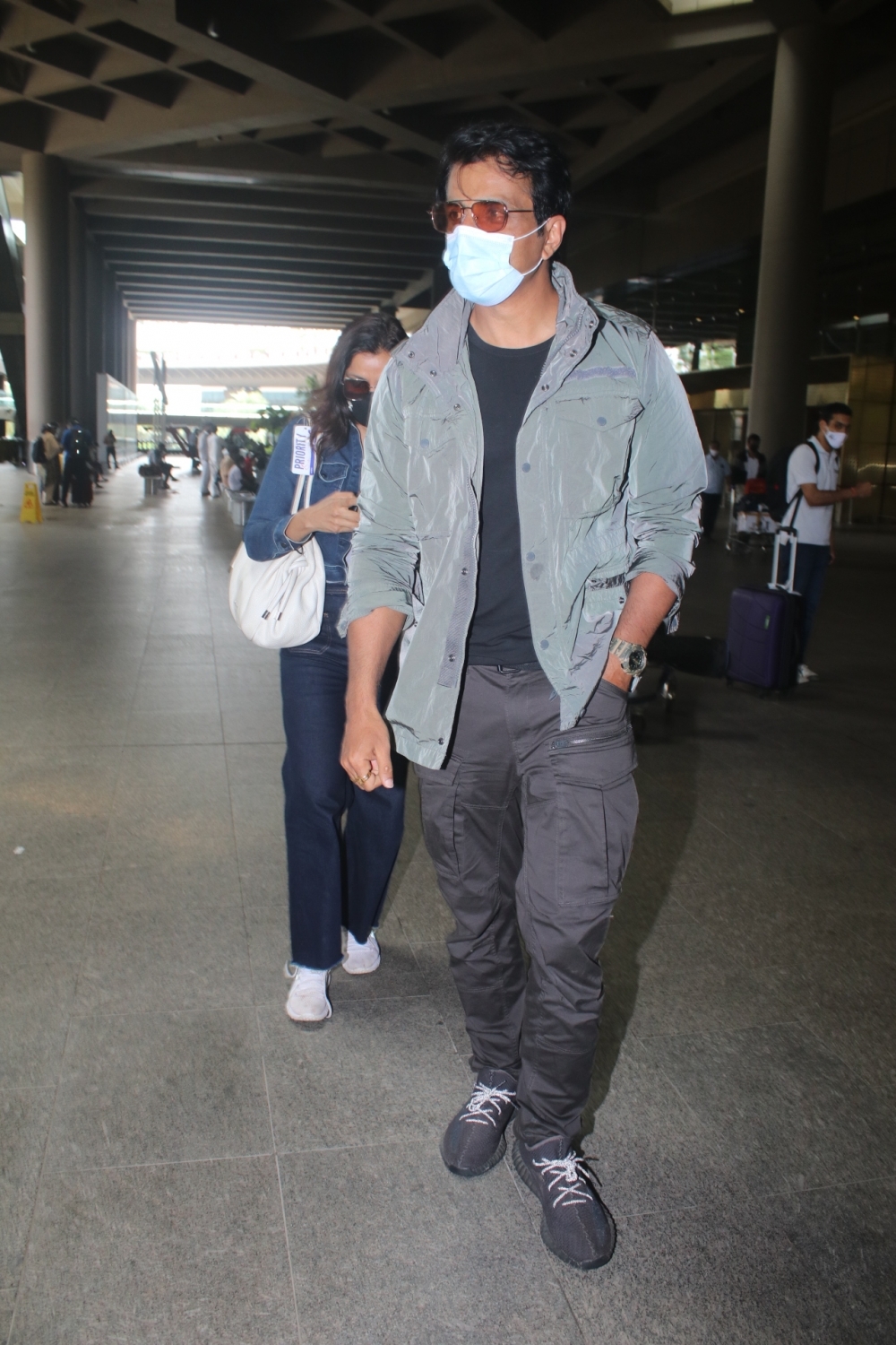 Mumbai: Sonu Sood n his wife spotted at airport arrival  on saturday August 05, 2021.(Photo: Sanjay Tiwari/IANS)