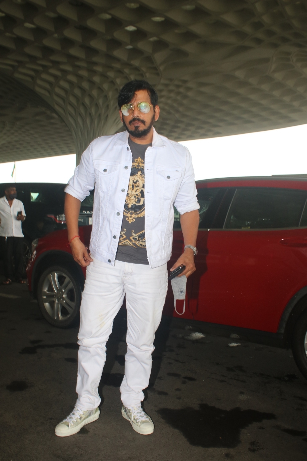 Mumbai: Ravi Kishan spotted at airport departure on Thursday, August 12, 2021.(Photo: Sanjay Tiwari/IANS)