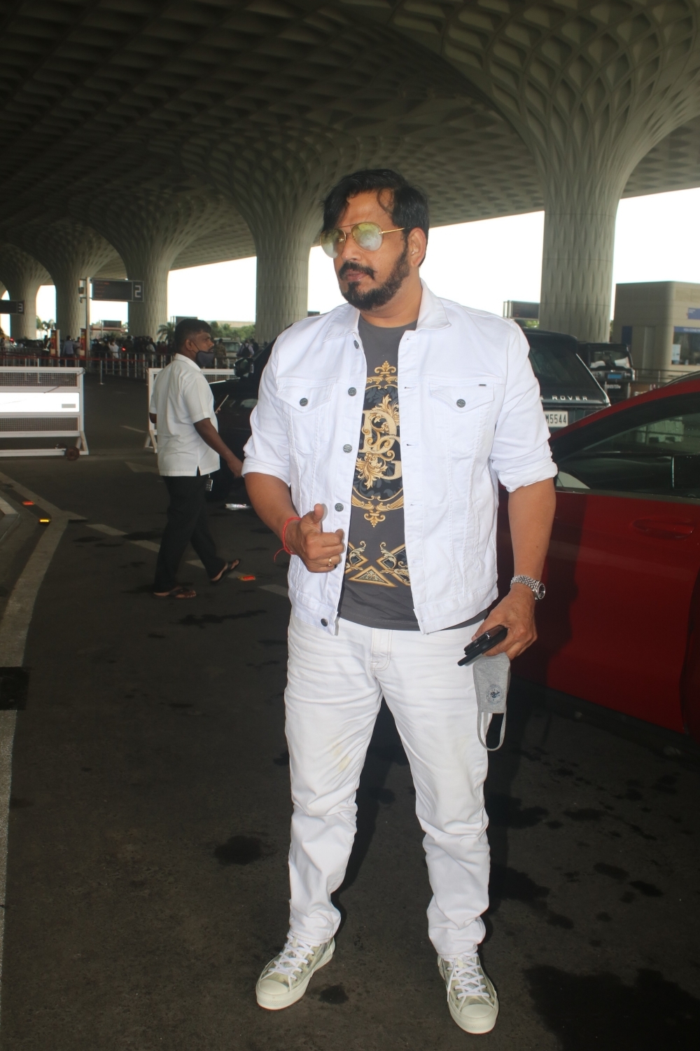 Mumbai: Ravi Kishan spotted at airport departure on Thursday, August 12, 2021.(Photo: Sanjay Tiwari/IANS)