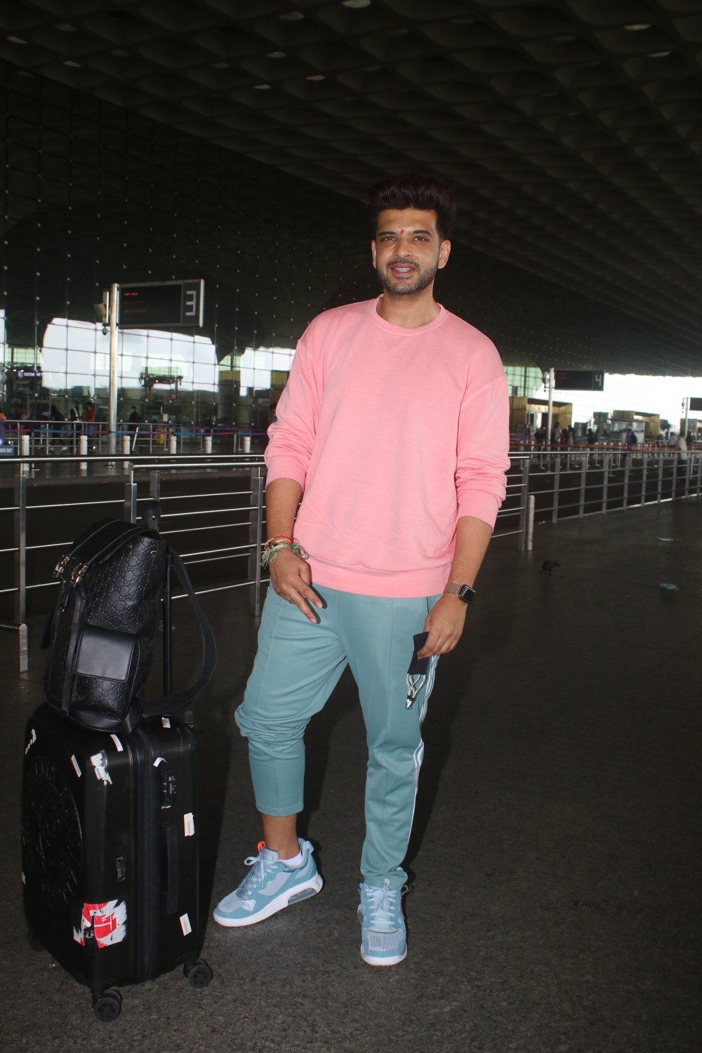 Mumbai: Karan Kundra spotted at airport departure on Sunday, August 22, 2021.(Photo: Sanjay Tiwari/IANS)
