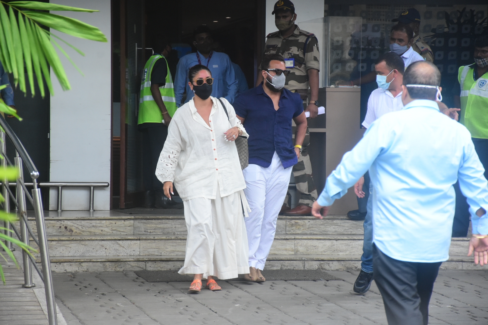 Mumbai: Kareena saif ali khan spotted at Kalina airport on Sunday, August 22, 2021.(Photo: Sanjay Tiwari/IANS)