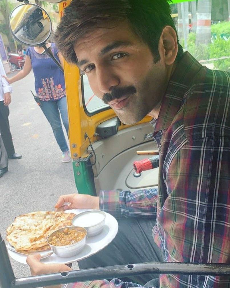 Kartik Aaryan njoying mouthwatering Lucknowi parathas and chhole sitting in an auto-rickshaw