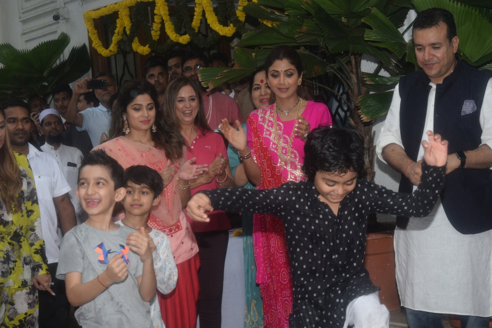 Mumbai: Actress Shilpa Shetty during Ganesh idol immersions in Mumbai on Sep 3, 2019. (Photo: IANS)