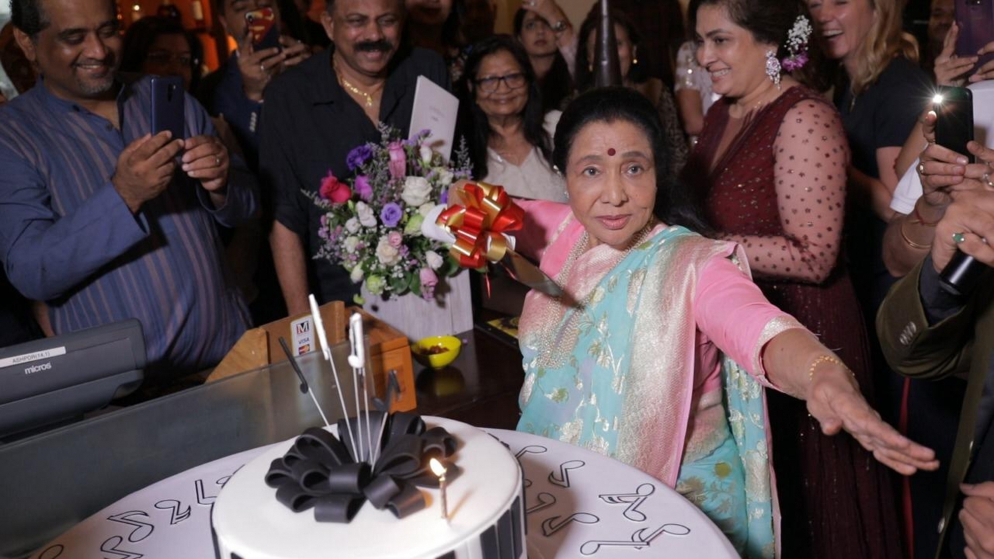 Dubai: Veteran singer Asha Bhosle celebrates her 86th birthday amidst family and fans in Dubai, on Sep 9, 2019. (Photo: IANS)