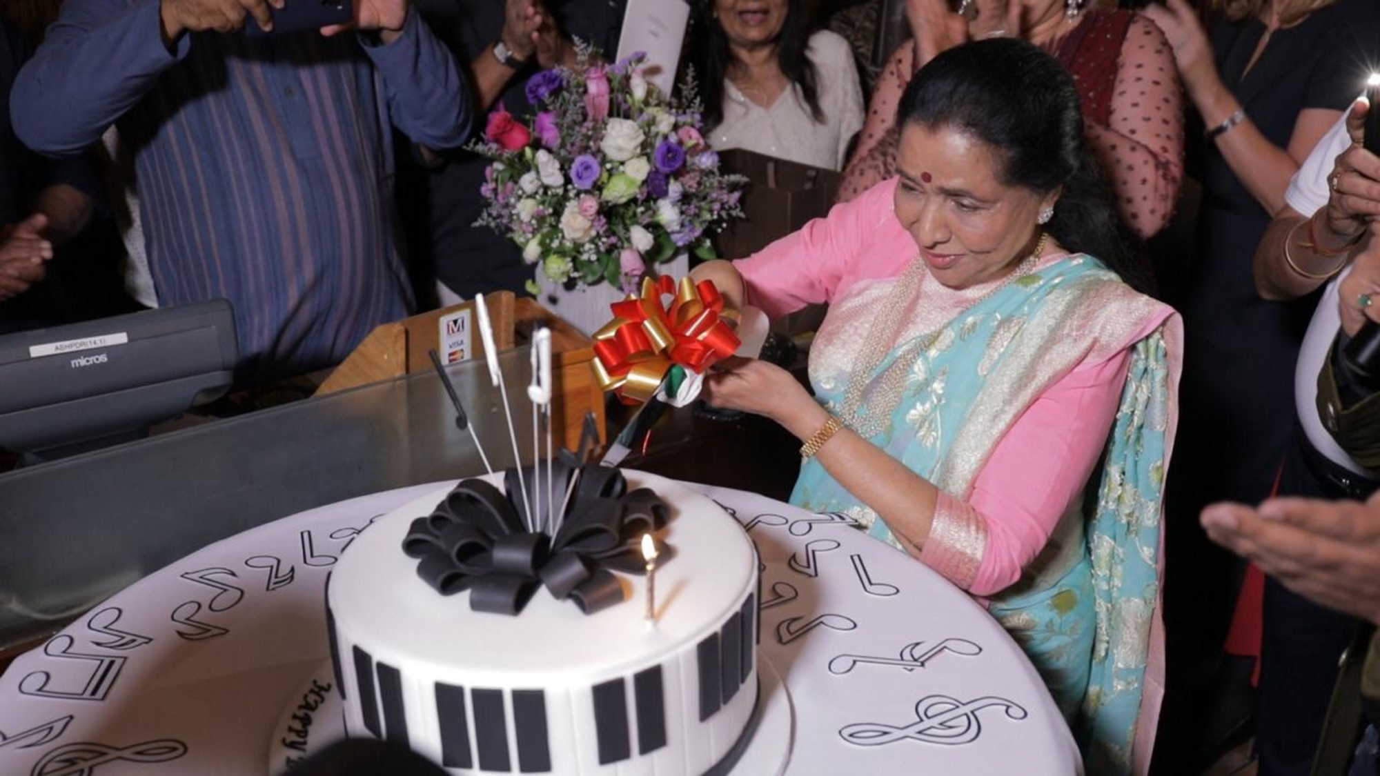 Dubai: Veteran singer Asha Bhosle celebrates her 86th birthday amidst family and fans in Dubai, on Sep 9, 2019. (Photo: IANS)
