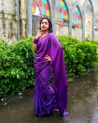 While Mumbai has been receiving heavy rainfall from past couple of months, actress Sumona Chakravarti is seen setting style goals during the monsoon season. The 